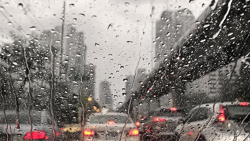 วิธีขับรถเมื่อฝนตกหนักมาก | ประกันรถยนต์ | รู้ใจ