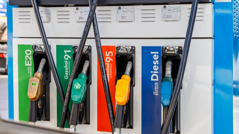 A car refuelling at a Thai gas station, showcasing the availability of E20 gas | Roojai