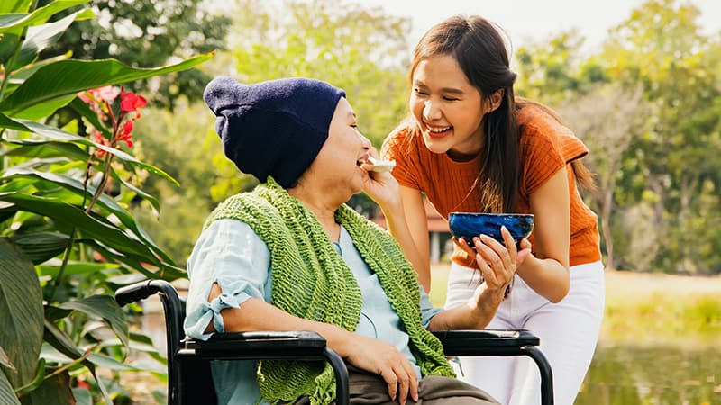 วิธีการเตรียมความพร้อมและดูแลผู้ป่วยมะเร็งระยะสุดท้าย | ประกันมะเร็ง | รู้ใจ